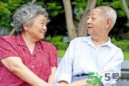 預防腦中風關(guān)鍵在于睡前喝杯礦泉水