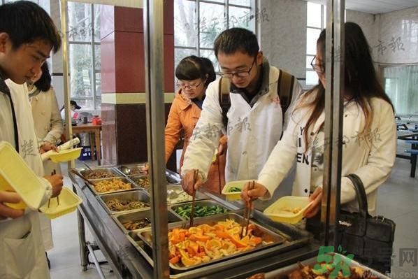 高校食堂驚現橙子炒肉