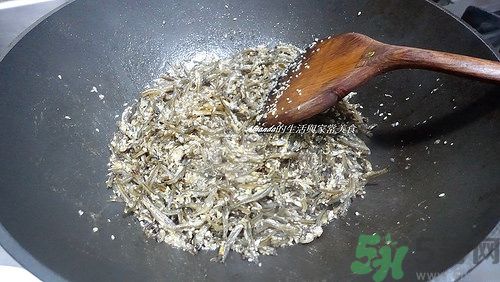 小魚干怎么炒好吃？蜜汁小魚干的做法