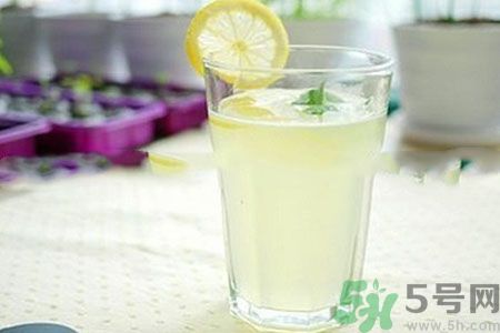 檸檬水怎么喝減肥？檸檬片用多少度的水泡最好？