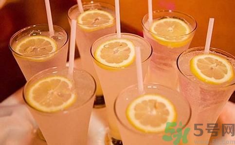 檸檬水怎么喝減肥？檸檬片用多少度的水泡最好？