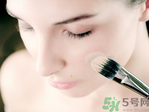 用什么粉餅美白效果好？粉餅與粉底液的區別？