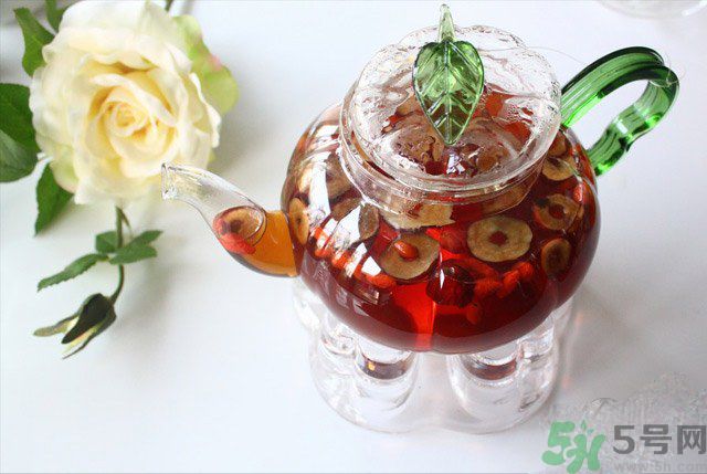 紅棗不能和什么一起吃？紅棗泡水喝會(huì)上火嗎？