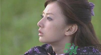 ?17歲女生有喉結正常嗎？17歲女生喉結突出怎么辦？
