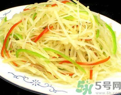 土豆絲和土豆片哪個更好吃？土豆片可以炒什么？