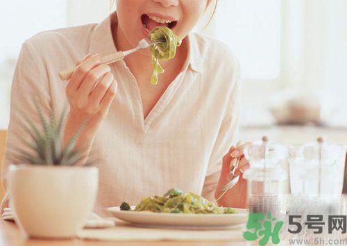 胃潰瘍吃什么食物好？調(diào)理胃潰瘍的方法有哪些？