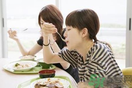 胃潰瘍吃什么食物好？調(diào)理胃潰瘍的方法有哪些？