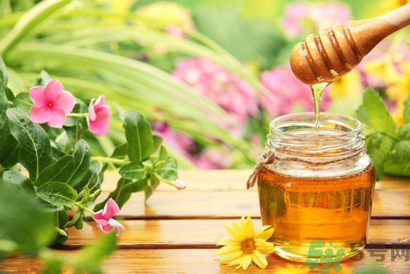 胃潰瘍可以喝蜂蜜嗎？服用蜂蜜要注意什么？