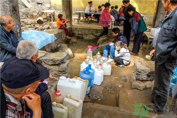 市民翻山排隊取靈水是怎么回事？靈水在哪里？