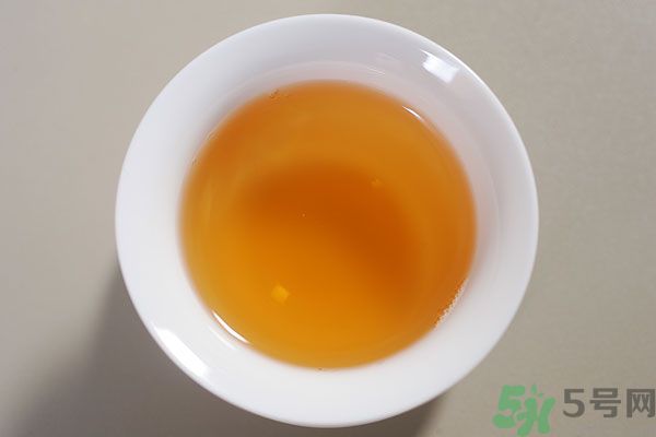 早上起床喝白開(kāi)水好嗎？喝白開(kāi)水好還是茶水好？