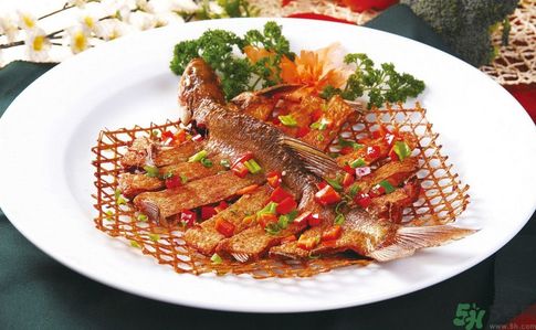 武昌魚是鳊魚嗎？武昌魚和鳊魚區別哪個好吃？