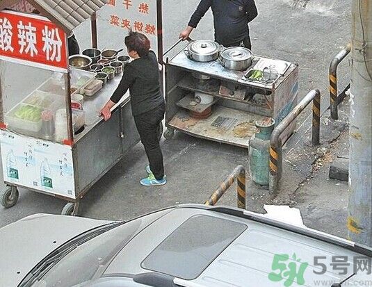 住窩棚夫婦倆十多年堅守女兒失蹤路口 如何預防孩子走失？