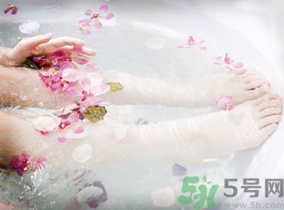 用涼水洗腳還是熱水洗腳好？為什么熱水比涼水洗腳要好？