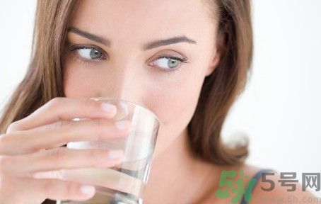 喝水能防腎結石嗎？喝水怎么預防腎結石？
