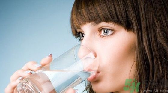 喝水能防腎結石嗎？喝水怎么預防腎結石？