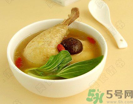 燉雞湯什么時候放鹽？燉雞湯不要先放鹽？