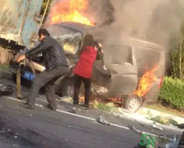 丈夫用盡全力推出妻子是怎么回事？ 遇到車禍我們如何自救？