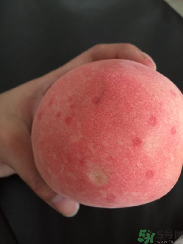 桃子上有紅點能吃嗎？桃子上有黑點可以吃嗎？