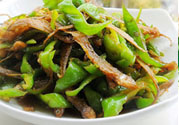 油燜干魚怎么做的？干魚怎么炒好吃？