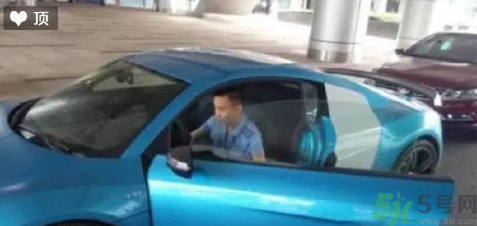 開蘭博基尼上下班的人是誰？開蘭博基尼上下班開的是哪輛公交車？