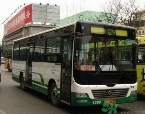 開蘭博基尼上下班的人是誰？開蘭博基尼上下班開的是哪輛公交車？