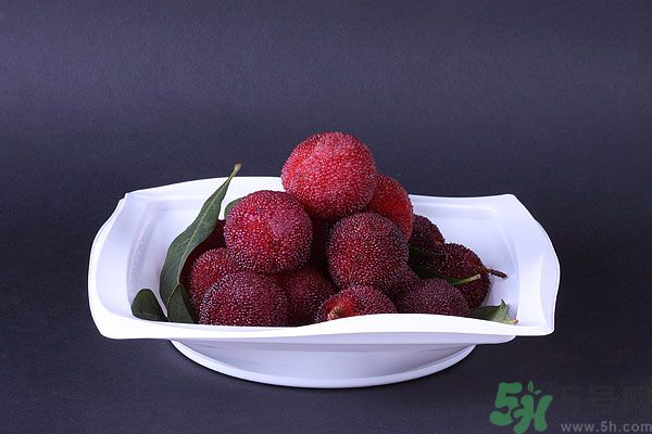 吃楊梅時可以喝茶嗎？吃楊梅時喝茶有什么壞處？