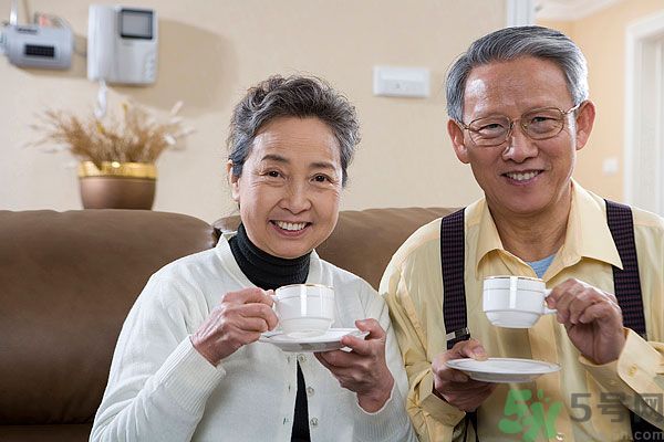 吃楊梅時可以喝茶嗎？吃楊梅時喝茶有什么壞處？