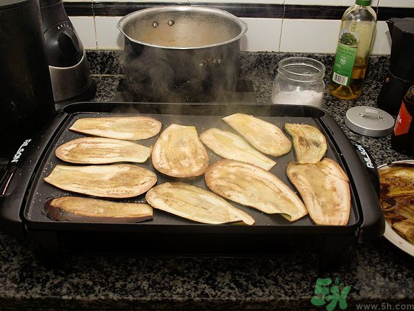 茄子里面發棕色能吃嗎？茄子里面有褐色能吃嗎？