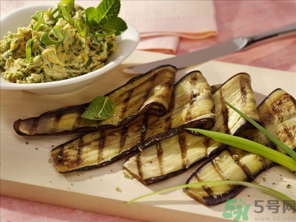 茄子里面發棕色能吃嗎？茄子里面有褐色能吃嗎？