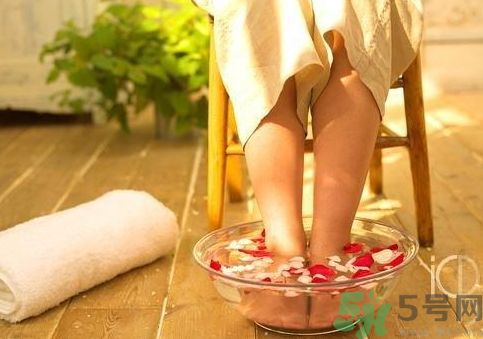 艾葉泡腳可以治痛經嗎?艾葉泡腳能治痛經嗎?