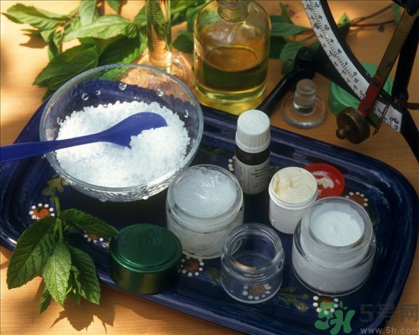 去年沒用完的防曬霜今年還能用嗎？擦護膚品直接用手取好嗎？