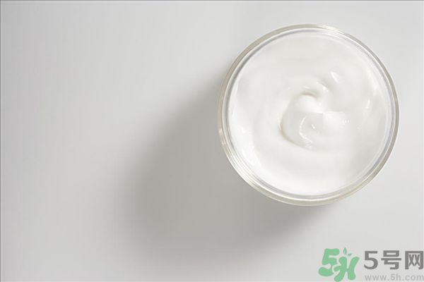 去年沒用完的防曬霜今年還能用嗎？擦護膚品直接用手取好嗎？
