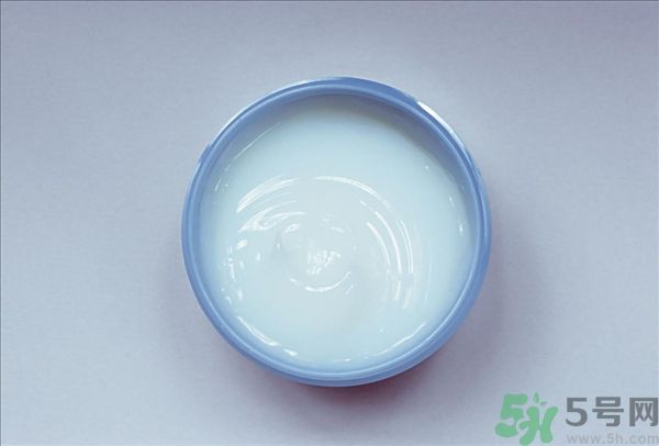 去年沒用完的防曬霜今年還能用嗎？擦護膚品直接用手取好嗎？