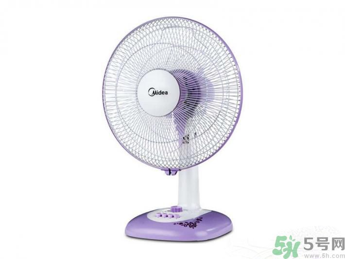 電風扇應該對著頭吹還是對著腳吹？電扇對著頭吹和對著腳吹哪一個更容易感冒？