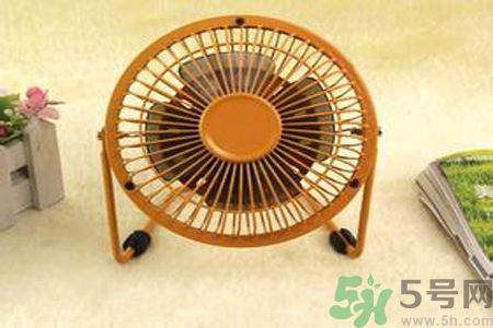 電風扇應該對著頭吹還是對著腳吹？電扇對著頭吹和對著腳吹哪一個更容易感冒？