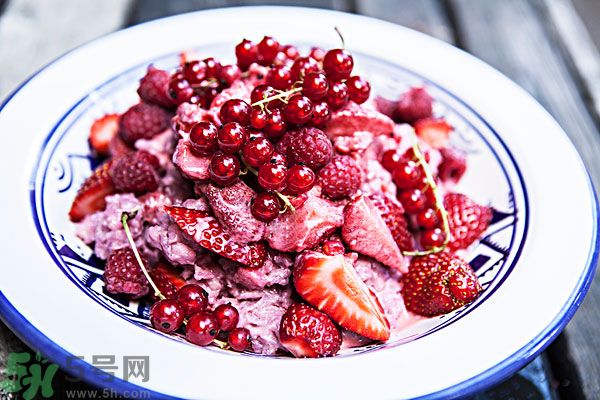 草莓和什么榨汁好喝？草莓榨汁搭配什么好？