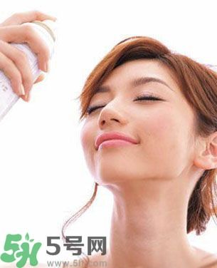 夏天臉油怎么辦？臉油怎么補妝？
