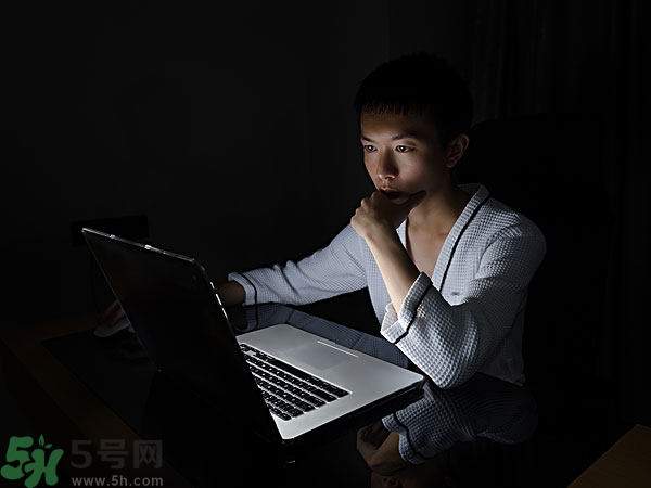 熬夜上火牙齦腫痛怎么辦？熬夜上火喉嚨痛怎么辦？
