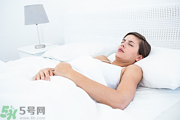 第一次來月經(jīng)是黑色的正常嗎？第一次月經(jīng)是黑色的是怎么回事？