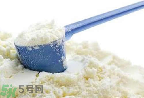 奶粉結塊是怎么回事？奶粉結塊可以吃嗎？
