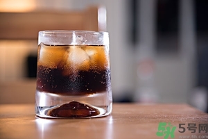 可樂第二天還可以喝嗎？隔夜的碳酸飲料可以喝嗎？