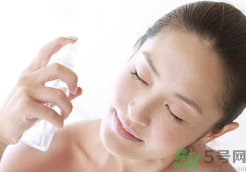 保濕噴霧可以當爽膚水嗎？保濕噴霧和爽膚水有什么區(qū)別？