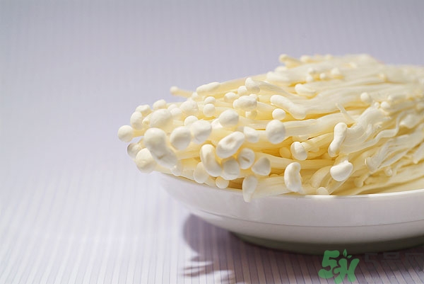 金針菇發(fā)霉了能吃嗎？金針菇長(zhǎng)白毛還能吃嗎？