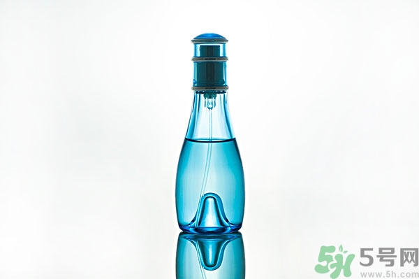 香水過(guò)敏了怎么辦？噴香水對(duì)身體有害嗎？