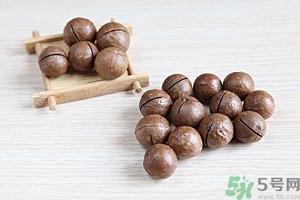 夏威夷果發黃好不好？夏威夷果這么硬怎么吃？