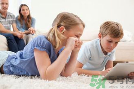 5歲男孩突然大叫頭疼 小孩玩平板電腦的危害有哪些？