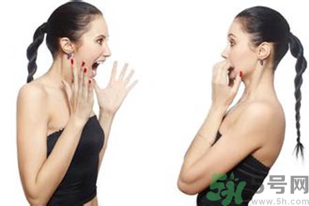 女人為什么一個胸大一個胸??？女人的兩個胸為什么不一般大？