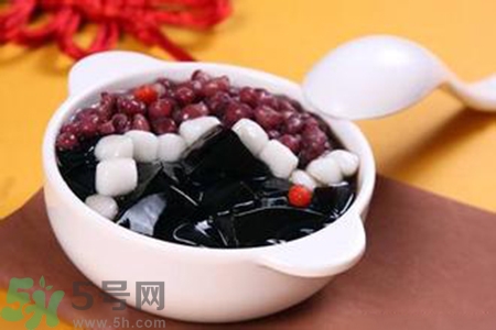 仙草是龜苓膏嗎？仙草和龜苓膏的區(qū)別？