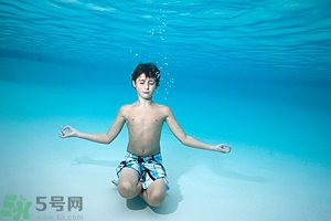 吃完晚飯可以立即游泳嗎？吃完飯游泳對身體好嗎？