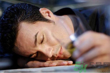 男人濕氣重的表現有哪些？男人去除濕氣的方法有哪些？